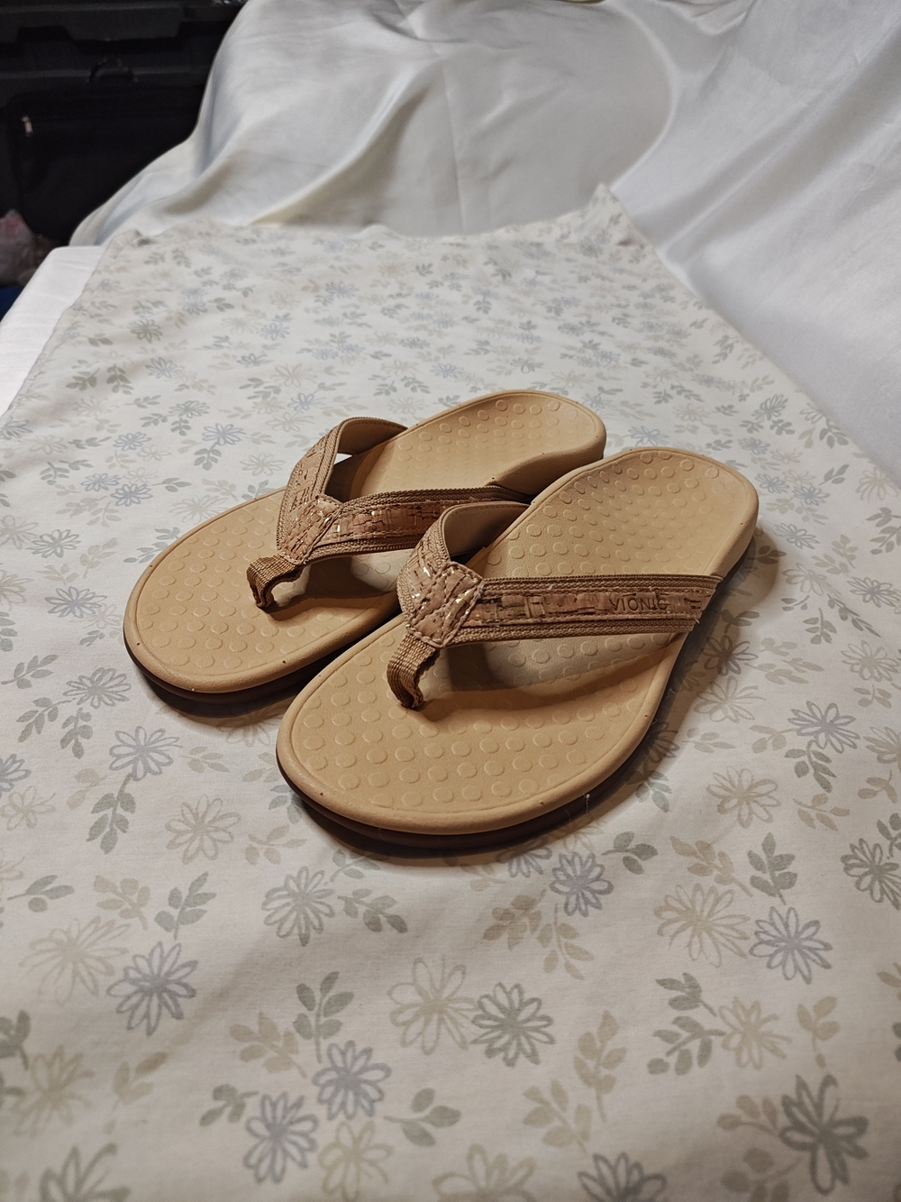 Vionic Tide II Gold Cork Orthotic Thong Sandals Flip Flops Size 8 Like New!